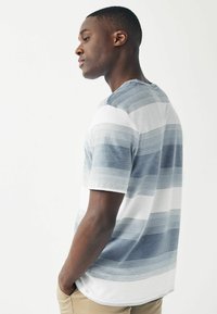 Next TEXTURED STRIPE- REGULAR FIT - Trükipildiga T-särk - blue white