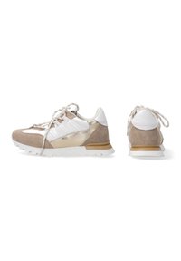 Sneaker aus einer Kombination von beigem Wildleder, weißem Leder und metallischen goldfarbenen Akzenten. Dicke weiße Gummisohle mit texturierten Schnürsenkeln.