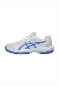 Chaussure de sport blanche avec des accents bleus. Caractéristiques : tissu en maille, lacets, col rembourré et semelle durable avec un motif de traction.