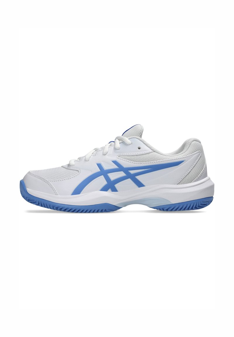Chaussure de sport blanche avec des accents bleus. Caractéristiques : tissu en maille, lacets, col rembourré et semelle durable avec un motif de traction.