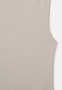 Top sans manches beige fabriqué à partir d'un tissu lisse et extensible. Caractéristiques d'un design ajusté avec une texture côtelée subtile et des bords nets au niveau des emmanchures.