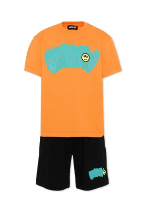 Pomarańczowa koszulka z krótkim rękawem z niebieskim napisem "Barrow" i uśmiechniętą buźką, zestawiona z czarnymi szortami z pasującym niebieskim napisem "Barrow" i uśmiechniętą buźką.