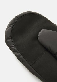 Mitten isolée noire avec une texture rembourrée et une zone de paume renforcée, présentée sur un fond blanc.