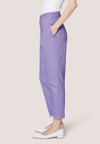 Lila katoenen broek met zijzakken, een relaxte pasvorm en rechte pijpen, gecombineerd met witte ballerina's. Heeft een geplooide voorkant.