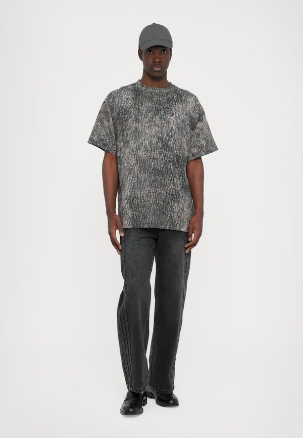 ALLOVER LOGO - Print T-shirt2