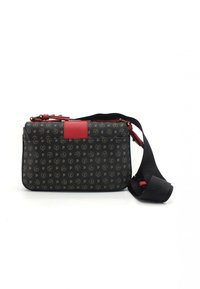 Zwarte crossbody tas met patroon en logo prints, rode leren accenten, ritssluiting, verstelbare schouderband en een gladde textuur.