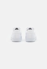 Weiße Ledersneaker mit einem Low-Top-Design, gepolstertem Kragen und strukturiertem Innenfutter. "HILFIGER" auf der Ferse geprägt, minimalistische Ästhetik.