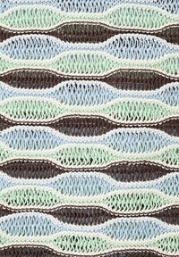 Tissu tricot rayé ondulé avec des bandes en maille ouverte alternées bleu pastel, vert menthe et marron foncé, créant un motif texturé.