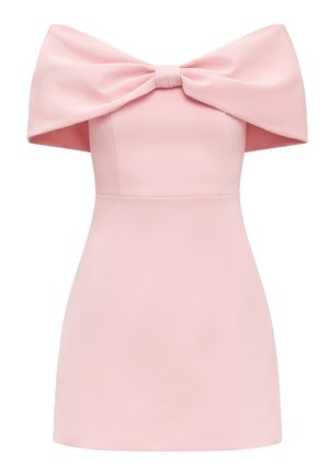 Vestido mini rosa claro sin hombros con un gran lazo en el pecho y tela estructurada.