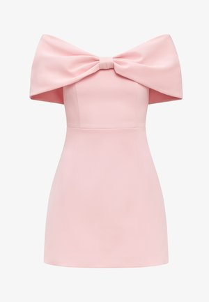 Vestido mini rosa claro sin hombros con un gran lazo en el pecho y tela estructurada.