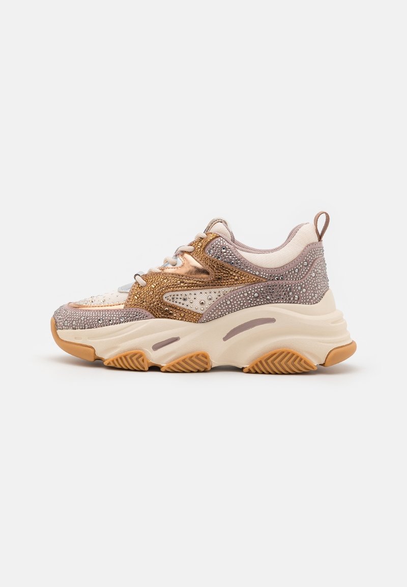 Baskets épaisses avec des panneaux roses, dorés et beiges, ornées de petits strass, semelle épaisse crème et semelle extérieure couleur gomme.