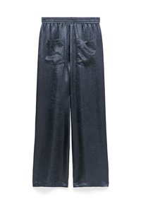 Schwarze, glänzende, weit geschnittene Hosen mit elastischem Bund und zwei Gesäßtaschen. Der Stoff hat eine gerüstelte Textur.