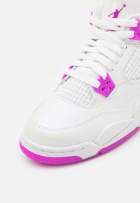 Sneaker bianca con accenti rosa, dotata di una tomaia in pelle liscia, dettagli in mesh e una suola in gomma testurizzata con una suola rosa.