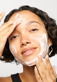 POLAAR NORTHERN LIGHT MICRO-PEELING FOAM - Rengöringsskum