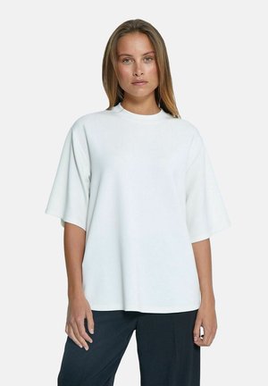 Balta trumpa rankovė t-shirt, pagaminta iš minkštos medžiagos, su apvaliu iškirpimu ir laisvu siluetu. Paprastas ir švarus dizainas be matomų raštų.