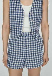 Blau-weiß kariertes Weste-und-Shorts-Set mit strukturierter Stoffqualität, Knopfverschluss und figurbetontem Design.