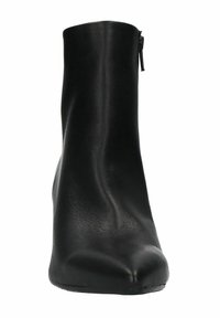 Zwarte leren enkellaars met een slank, aansluitend ontwerp. Voorzien van een zijrits en een spitse neus, met een gladde textuur.