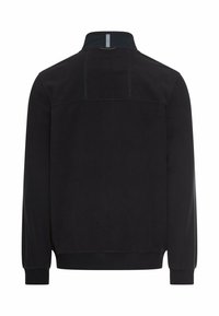 Schwarzer Pullover mit hohem Kragen, langen Ärmeln, gerippten Bündchen und Saum. Glatte Textur, minimale Nahtdetails und dezenter reflektierender Akzent.