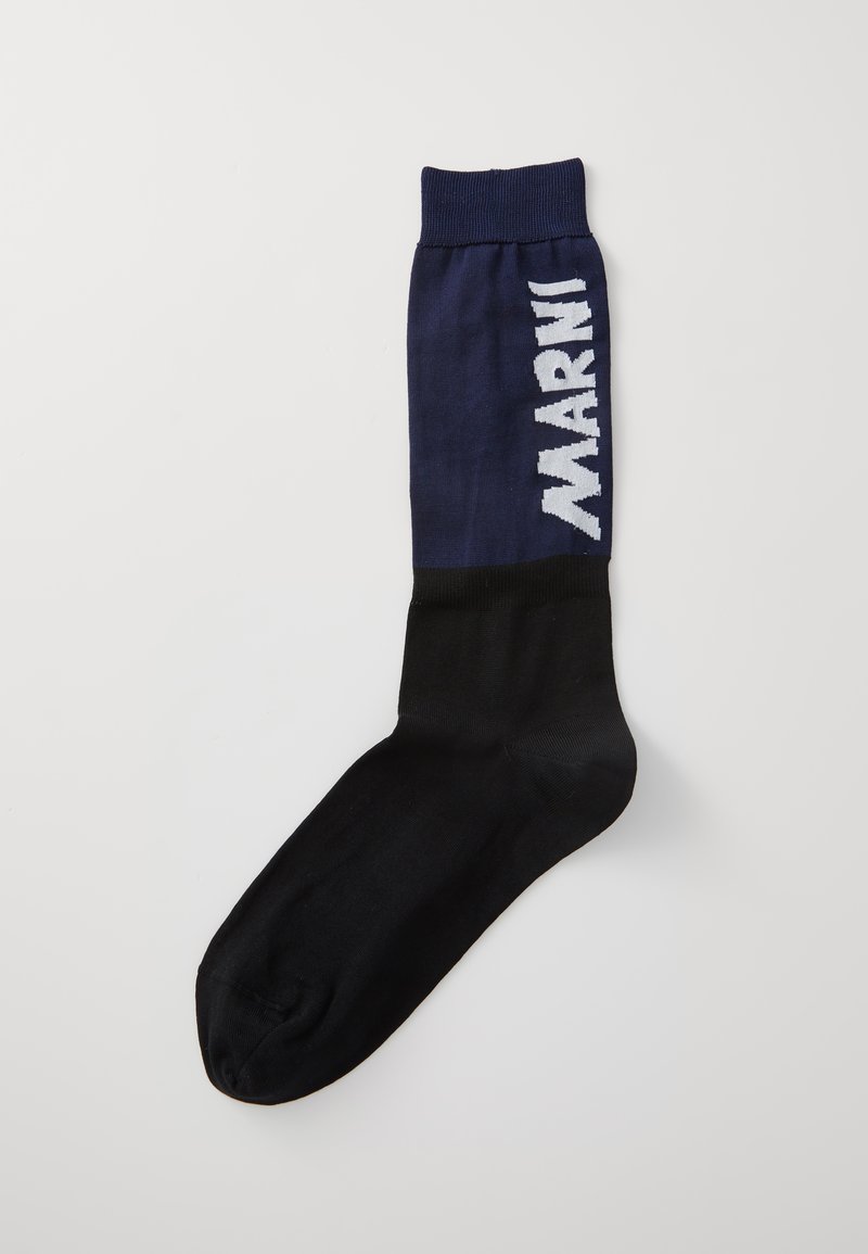 Sokker med en marineblå top og sort fod, der har ordet "MARNI" i hvid. Lavet af et glat, strækbart stof.