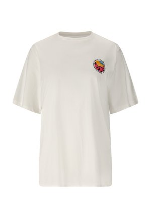 Weißes T-Shirt mit kurzen Ärmeln und Rundhalsausschnitt, kleiner bunter Berg- und Sonnen-Print auf der linken Brust sowie kreisrunder Text darum.