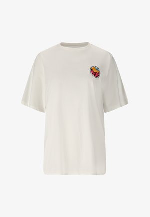 Weißes T-Shirt mit kurzen Ärmeln und Rundhalsausschnitt, kleiner bunter Berg- und Sonnen-Print auf der linken Brust sowie kreisrunder Text darum.