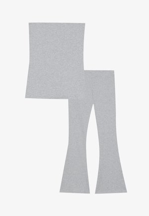 Ensemble en coton gris composé d'un haut et d'un legging évasé. Le haut est rectangulaire ; le legging est ajusté avec un bas évasé. Texture douce et lisse, sans motifs.