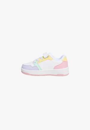 Witte sneaker met multikleurige accenten in pastelpaars, geel, groen en roze. Beschikt over een gestructureerde bovenkant, veters en klittenbandsluiting, en een stevige zool.