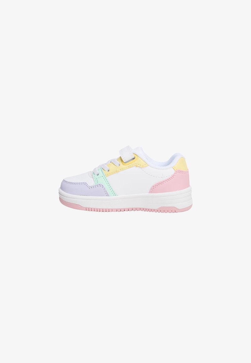 Zapatilla blanca con acentos multicolores en púrpura pastel, amarillo, verde y rosa. Presenta una parte superior texturizada, cierre de cordones y Velcro, y suela resistente.