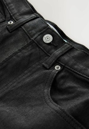 Jeans negri din denim, cu un sistem de închidere cu nasture vizibil și cuie metalice, prezentând o textură subtilă și cusături elegante.