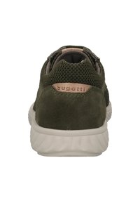 Scarpa sportiva verde oliva con materiali in suede e mesh. Presenta una suola ammortizzata e un accento logo color beige chiaro sul tallone.