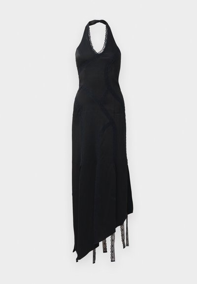 Čierne šaty s otvorenými ramenami a čipkovými detailmi, s asymetrickým lemom a rozparkom, vyrobené z hladkej tkaniny s elegantným strihom.