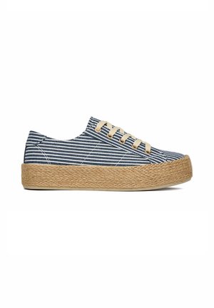 Sneaker bassa a strisce blu e bianche con lacci beige e suola platform spessa in juta intrecciata.
