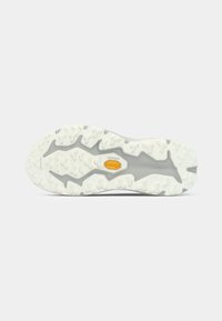 Sola de sapato de trilha com um design em borracha cinza e branca, com sulcos texturizados para aderência e um logótipo Vibram para tração.