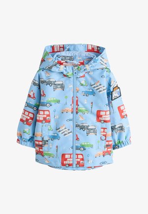 Veste enfant bleu clair à capuche, ornée d'illustrations colorées de voitures, bus, scooters, feux de circulation et chiens, avec un patch taxi sur la manche.
