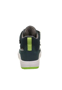 Sneaker alta in mesh e pelle scamosciata blu navy, con colletto imbottito, dettagli verdi e suola in gomma bianca. Inclusa fibbia in velcro.