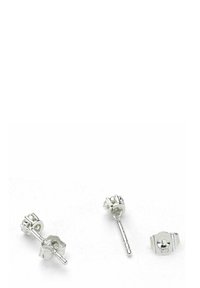 Sølvstud øreringe har en rund base med et struktureret design og en lige post. Den ene ørering har en sommerfuglelukning til lukning.