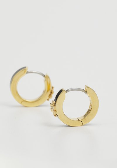 Brincos em argola dourados e pretos com um acabamento polido, um design curvado e uma abertura com dobradiça, apresentando acentos decorativos de um lado.