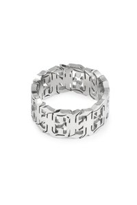 Sølvmetallring med et intrikat utskjæringdesign. Har glatte kanter og et geometrisk mønster over hele overflaten.