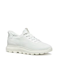 Zapatillas deportivas blancas hechas de material de malla con una parte superior texturizada, cordones estándar y una suela gruesa y ondulada para mayor amortiguación.