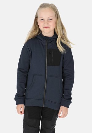 Marineblå hættetrøje med lynlås, sort brystlomme, justerbar hætte og frontlommer, lavet af blødt stof.