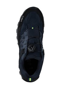 Dunkelblaue Athletikschuhe mit strukturiertem Obermaterial, kreisförmigem Schnürsystem und kontrastierenden grünen Akzenten. Mit gepolstertem Kragen und robustem Sohle.