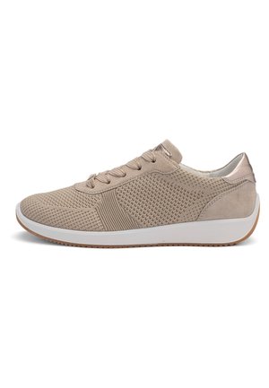 Beige gebreide stoffen sneaker met vetersluiting, witte zool en metalen accent op de hiel, zijaanzicht.