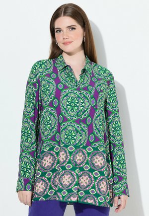 Farbenfrohes Langarmhemd mit lila Grundfarbe und filigranen grünen und pinken Blumenmustern, mit kragenförmigem Design und Knopfverschlüssen.