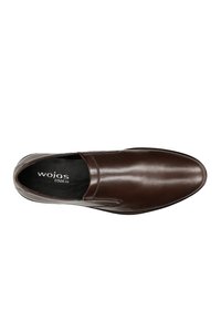 Brązowe skórzane buty slip-on o gładkim wykończeniu, zaokrąglonym nosku, elastycznych panelach bocznych oraz czarnej wkładce z nazwą marki "wojas."