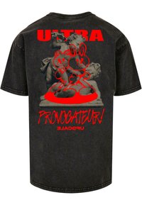 Černé oversize tričko s stylizovanou grafikou dvou kreslených králíků, se červeným textem "ULTRA" a "PROVOCATEUR!" na zádech.