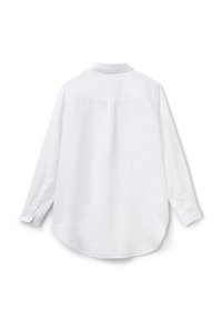 Camisa blanca de manga larga con un diseño sencillo, puños con botones y una textura suave. Presenta un cuello clásico y un dobladillo redondeado.