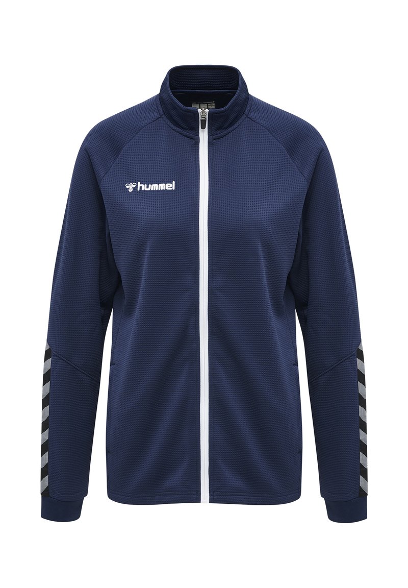 Marineblaue Hummel-Jacke mit weißem Reißverschluss, hohem Kragen, langen Ärmeln und reflektierenden Chevron-Streifen an den Unterarmen.