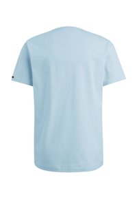 T-shirt bleu clair à manches courtes avec un col rond, texture lisse et un petit logo sur la manche gauche. Dossier uni.