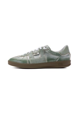 Zapatilla de corte bajo con parte superior de cuero blanco y verde texturizado, cordones blancos y suela de goma marrón con la marca "P448" en el lateral.