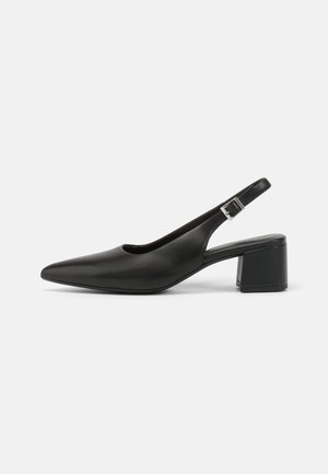 Zapato slingback de cuero negro con punta afilada y tacón cuadrado. La parte superior presenta una sección recortada y una hebilla metálica en la correa.